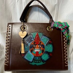 Mexican artesanal bag —-bolsa artesanal mexicana. De piel cincelada a mano .